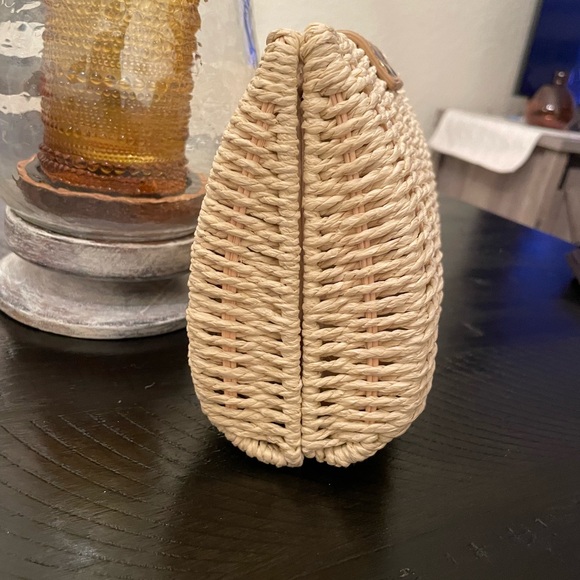 Ann Taylor straw woven clutch with gold accents. Fold over toggle closure. - Picture 9 of 12